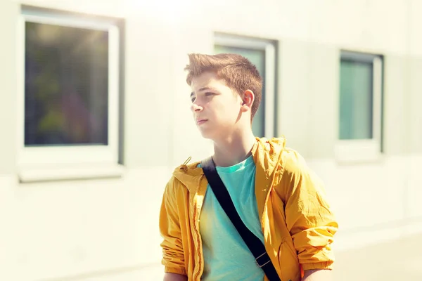 Tiener student jongen buiten wandelen — Stockfoto