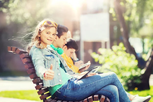 Happy girl with tablet pc computer outdoors — Stock Photo, Image