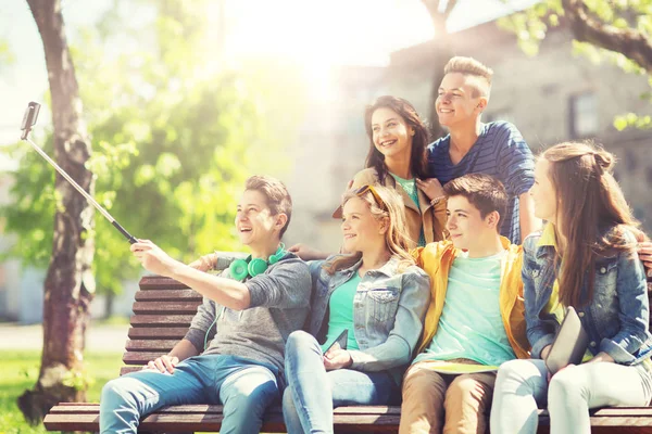 Adolescentes felizes estudantes tirando selfie por smartphone — Fotografia de Stock