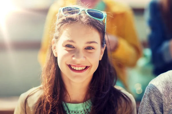 Šťastný dospívající dívka obličeje — Stock fotografie