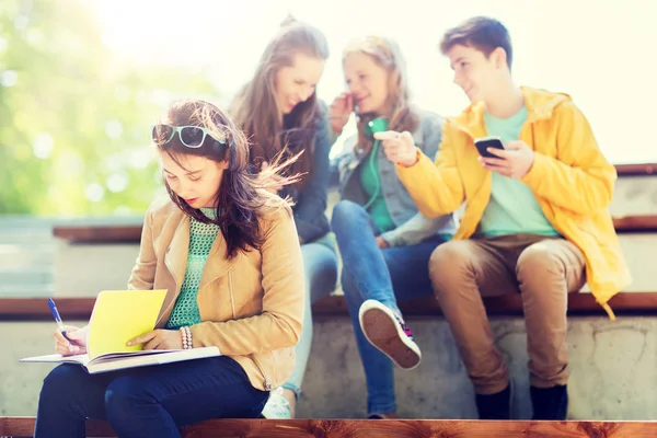 Student meisje lijden van klasgenoten spot — Stockfoto