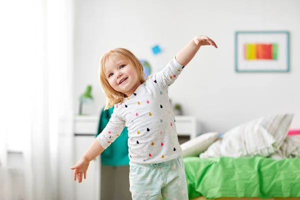 Glad liten tjej har roligt hemma — Stockfoto