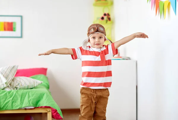 Boldog kisfiú a kísérleti kalap játék otthon — Stock Fotó
