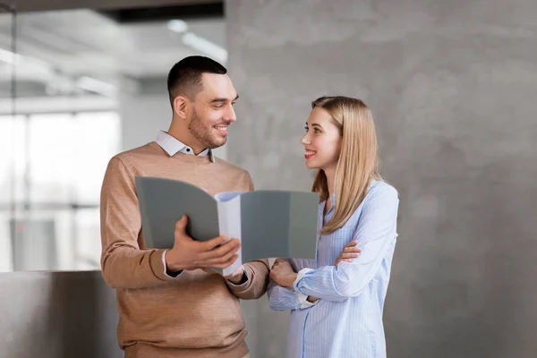 Man and woman with folders at office stairs — Stock Photo, Image