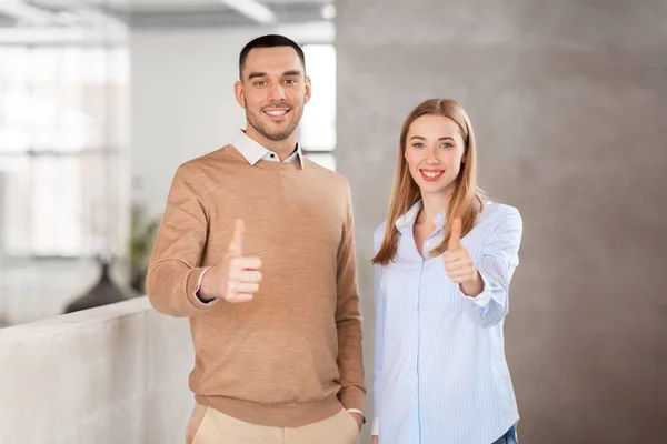 Бізнес-леді і бізнесмен показує великі пальці вгору — стокове фото