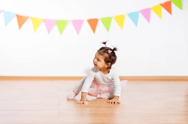 Ευτυχισμένο μωρό κορίτσι σε πάρτι γενεθλίων — Φωτογραφία Αρχείου