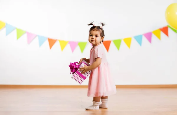 Niña feliz con caja de regalo en la fiesta de cumpleaños —  Fotos de Stock