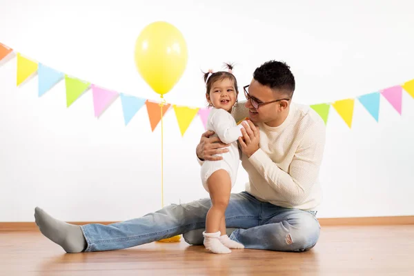 Pai feliz e filha pequena na festa de aniversário — Fotografia de Stock