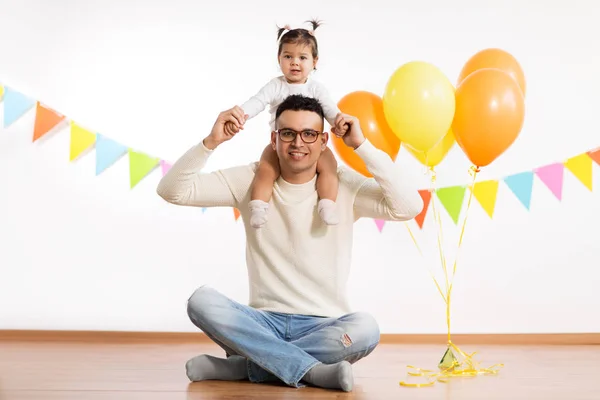 Père et fille avec des ballons fête d'anniversaire — Photo