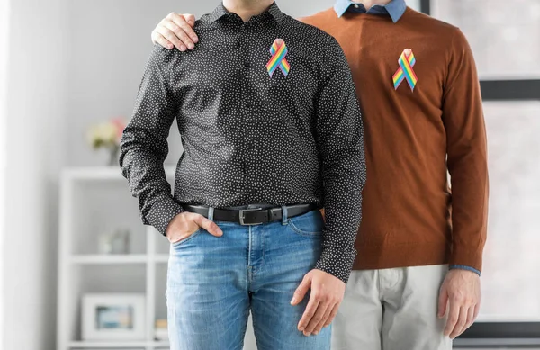 Nahaufnahme von Paar mit Gay Pride Regenbogenbändern — Stockfoto