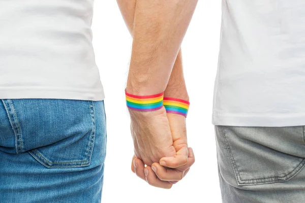 Masculino casal com gay orgulho arco-íris pulseiras — Fotografia de Stock