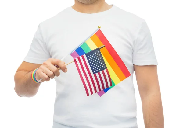 Man med gay pride Regnbågsflaggan och armband — Stockfoto
