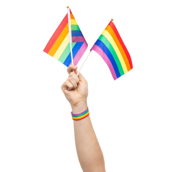 Mano con orgullo gay arco iris banderas y pulsera — Foto de Stock