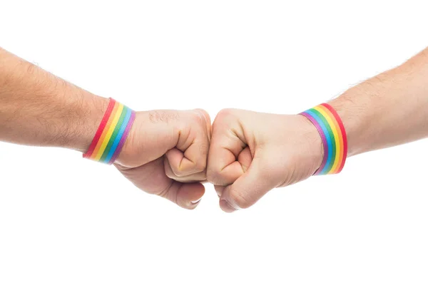 手与同性恋骄傲腕带做拳头碰撞 — 图库照片