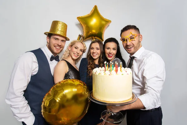 Mutlu arkadaş doğum günü partisinde büyük pasta grubu — Stok fotoğraf