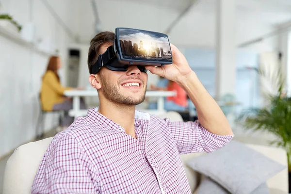 Hombre feliz con auriculares de realidad virtual en la oficina Imágenes De Stock Sin Royalties Gratis