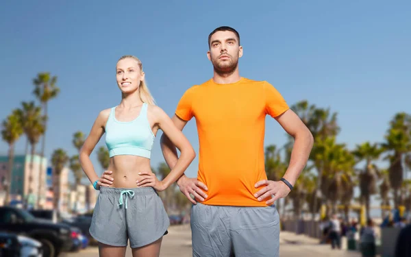 Pareja haciendo deportes en verano sobre playa de Venecia — Foto de Stock