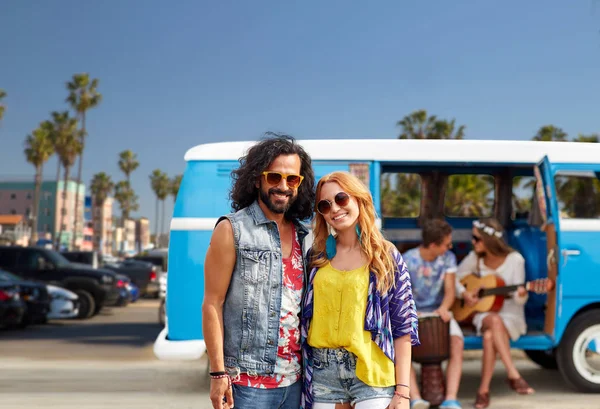 Hippie pár nad minivan na venice beach v la — Stock fotografie