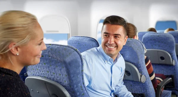 快乐的乘客在飞机上说话 — 图库照片