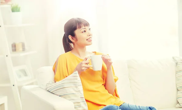 Feliz asiático mujer bebiendo de té taza —  Fotos de Stock