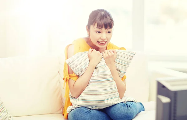 Asian young woman watching tv at home — Stock Photo, Image