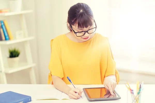 Azjatycki dama studenta z komputera typu tablet w domu — Zdjęcie stockowe