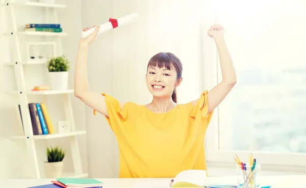 Felice studentessa asiatica con diploma a casa — Foto Stock