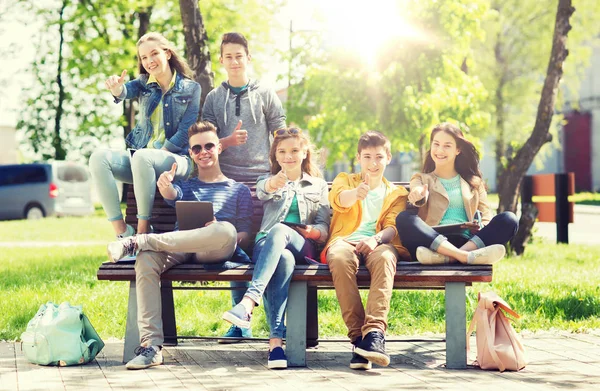 Groep studenten met de tablet pc op schoolplein — Stockfoto