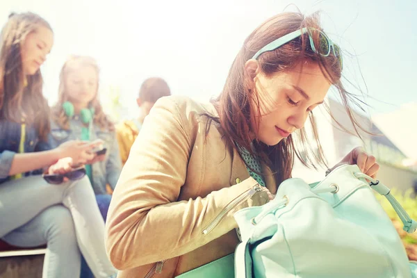 High school student meisje met rugzak buitenshuis — Stockfoto