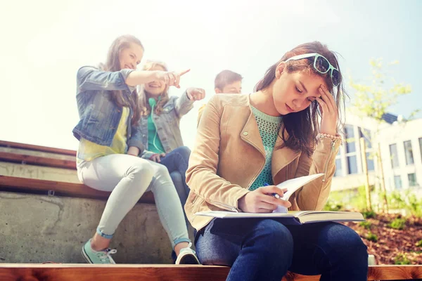 Studentka utrpení výsměch spolužáků — Stock fotografie