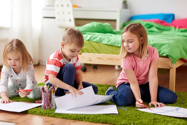Happy creative kids drawing at home — Stock Photo, Image