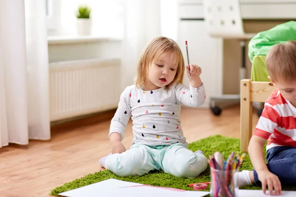 Щасливі діти малюють вдома — стокове фото