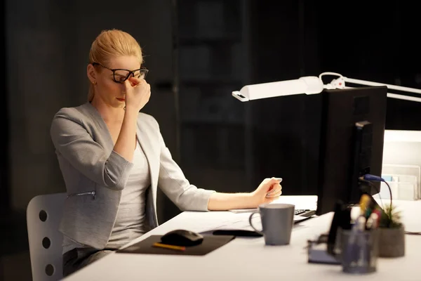 Уставшая деловая женщина, работающая в ночном офисе — стоковое фото