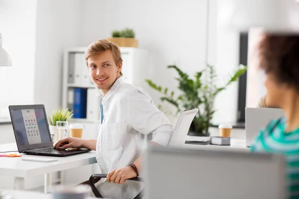 Trabalhadores criativos felizes com laptops no escritório — Fotografia de Stock