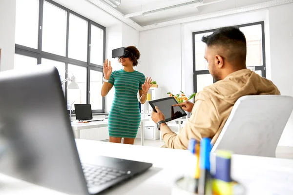 Utvecklare med virtuell verklighet headset på kontor — Stockfoto