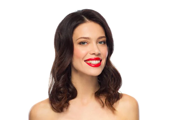 Belle jeune femme souriante avec rouge à lèvres rouge — Photo
