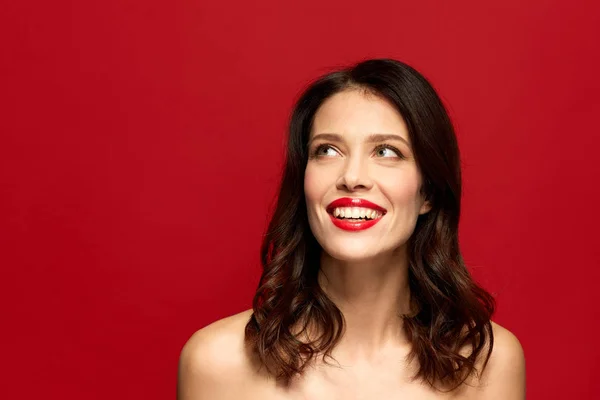 Mooie jonge vrouw met rode lippenstift glimlachen — Stockfoto