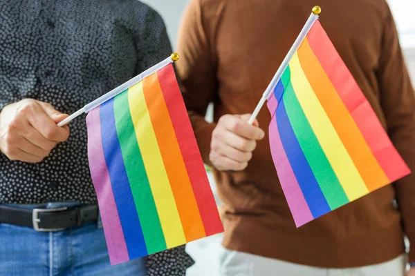 Close up de masculino casal com gay orgulho bandeiras — Fotografia de Stock