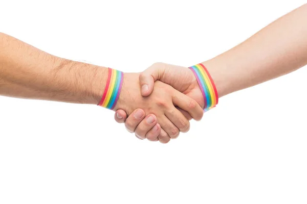 Mani con gay orgoglio braccialetti fare handshake — Foto Stock