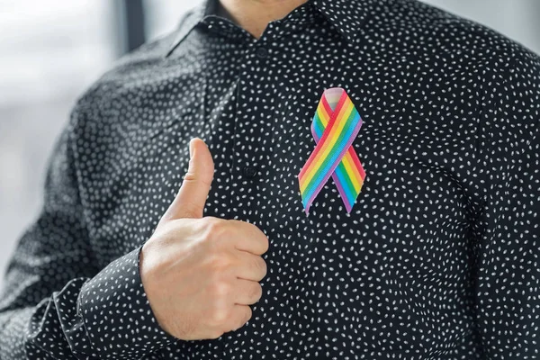 Hombre con gay orgullo arco iris conciencia cinta — Foto de Stock