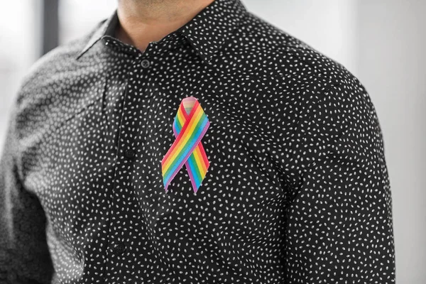 Człowiek z dumy gejowskiej rainbow świadomości wstążki — Zdjęcie stockowe