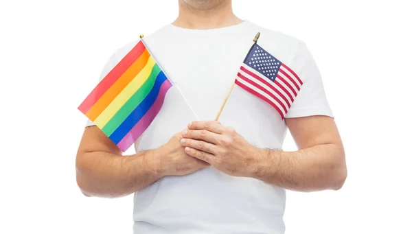 Hombre con orgullo gay arco iris bandera y pulsera —  Fotos de Stock