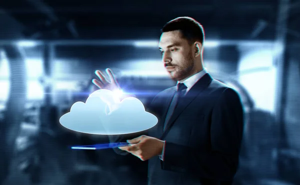 Geschäftsmann mit transparentem Tablet und Cloud — Stockfoto