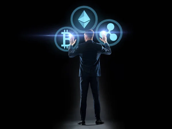 Geschäftsmann mit Kryptowährungs-Hologrammen — Stockfoto