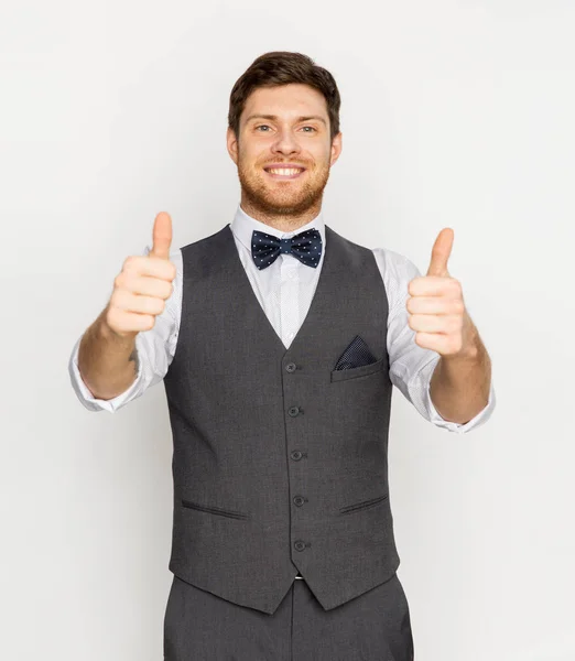 Ευτυχισμένος άνθρωπος σε εορταστική κοστούμι δείχνει τους αντίχειρες επάνω — Φωτογραφία Αρχείου