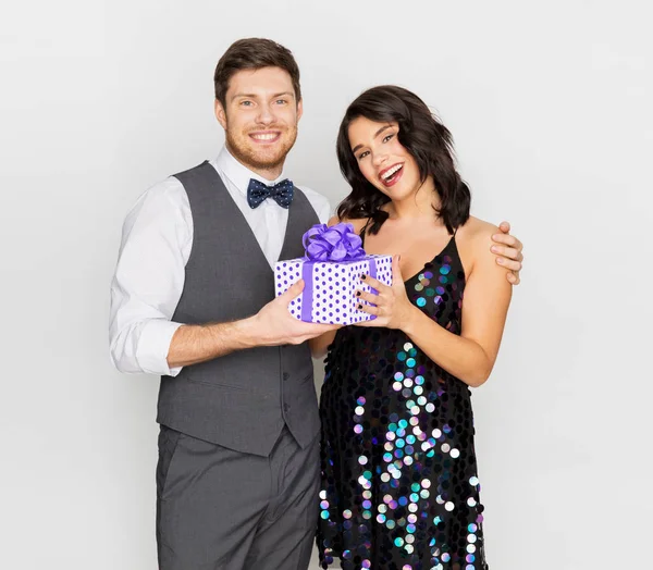 Glückliches Paar mit Geschenkbox bei Geburtstagsfeier — Stockfoto