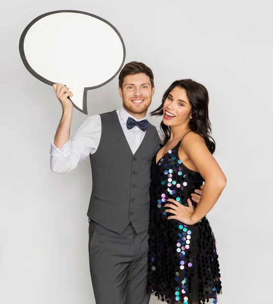 Casal feliz na festa segurando banner bolha de texto — Fotografia de Stock