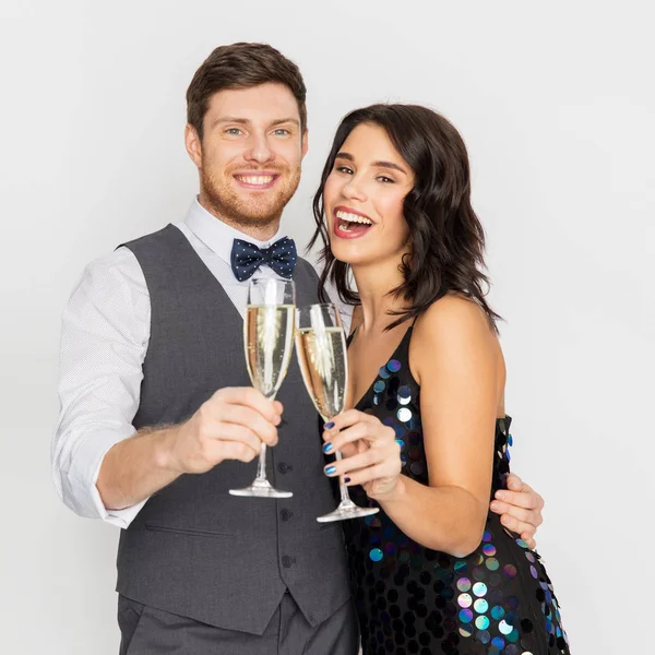 Casal feliz com taças de champanhe na festa — Fotografia de Stock