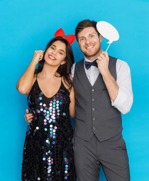 Feliz pareja con accesorios de fiesta divertirse — Foto de Stock