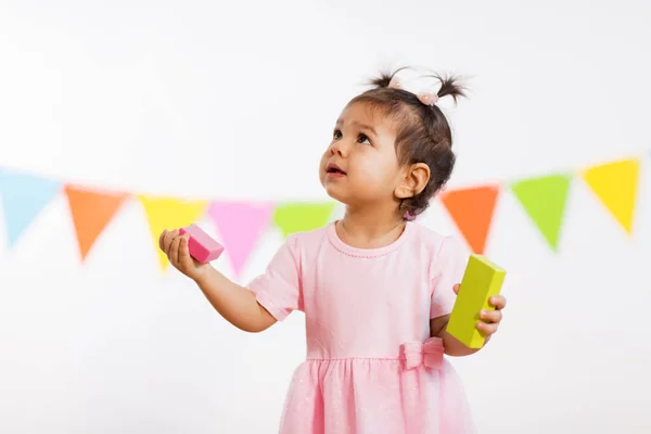 Menina feliz com blocos de brinquedo na festa de aniversário — Fotografia de Stock